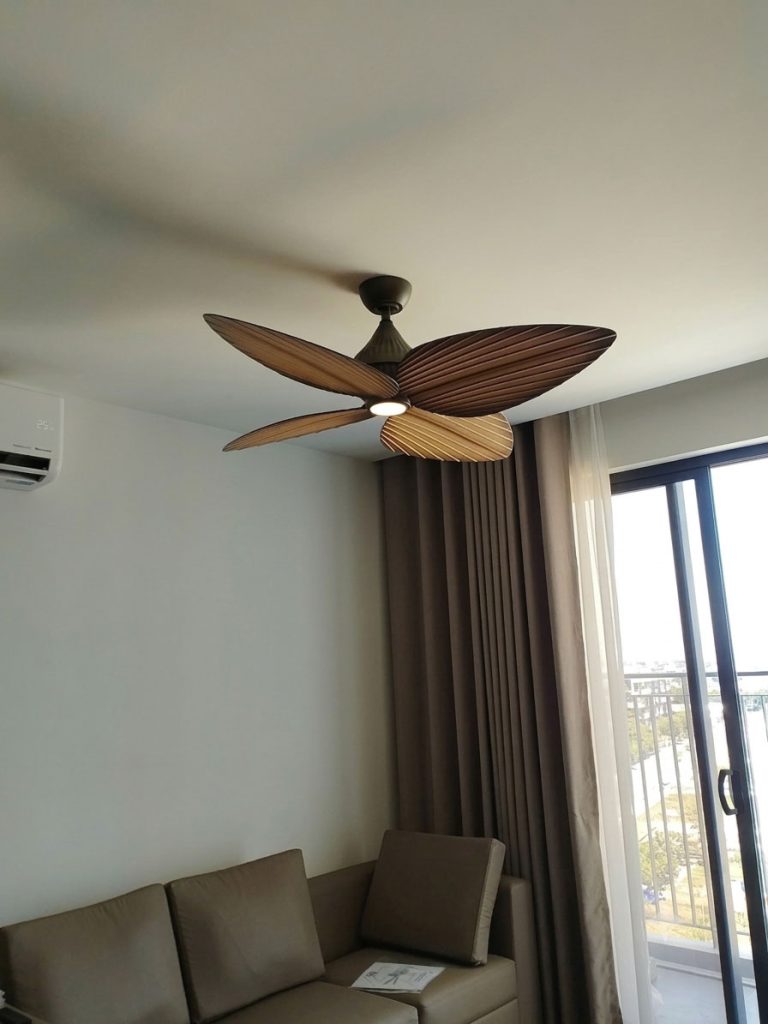 Quạt 4 cánh lá cọ sang trọng Tropical
