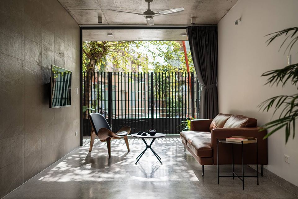 quat-tran-3canh-mau-trang-sharp