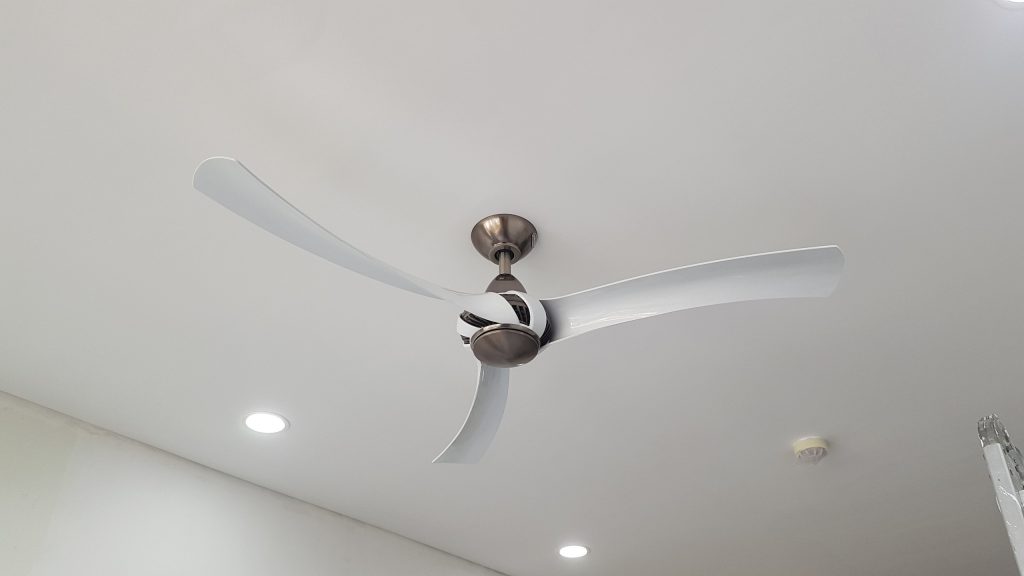 quat-tran-akova-mau-trang-3canh