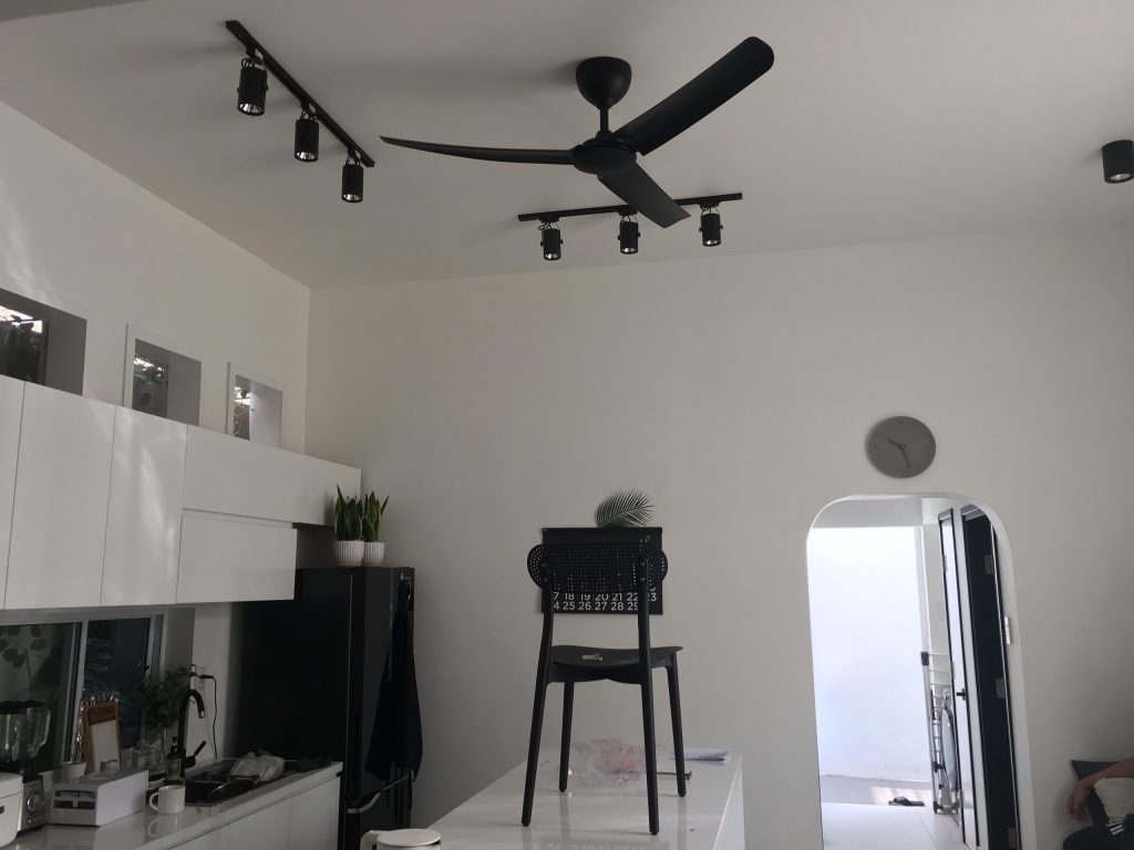 quat-tran-mau-den-3-canh-sieu-mat