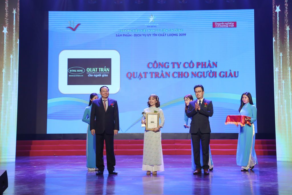 quat-tran-royal-nhan-giai-thuong-hieu-tin-dung-2019