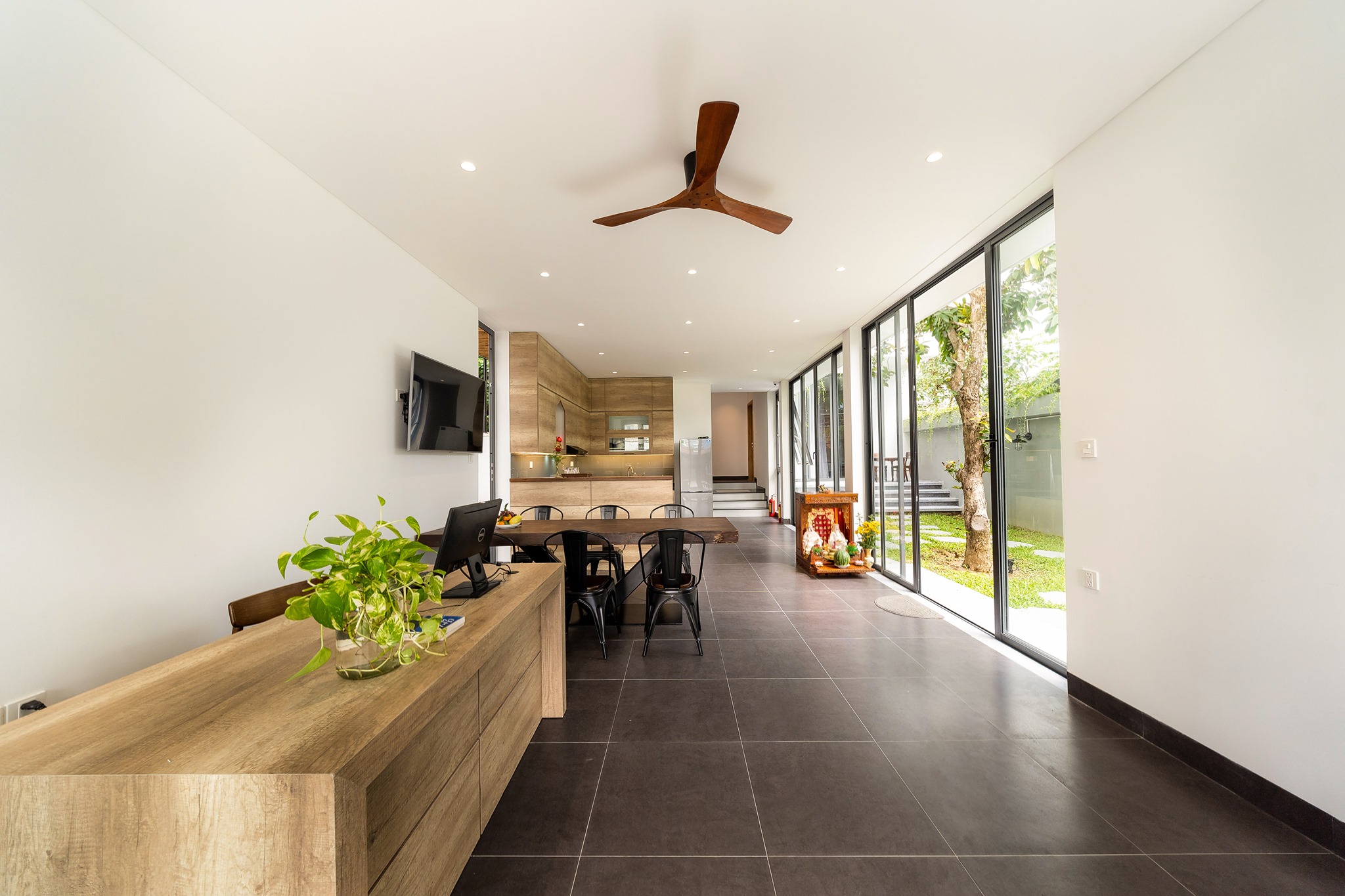 Không gian bên trong phòng khách, nổi bật hơn hết chính là Quạt trần Elegant