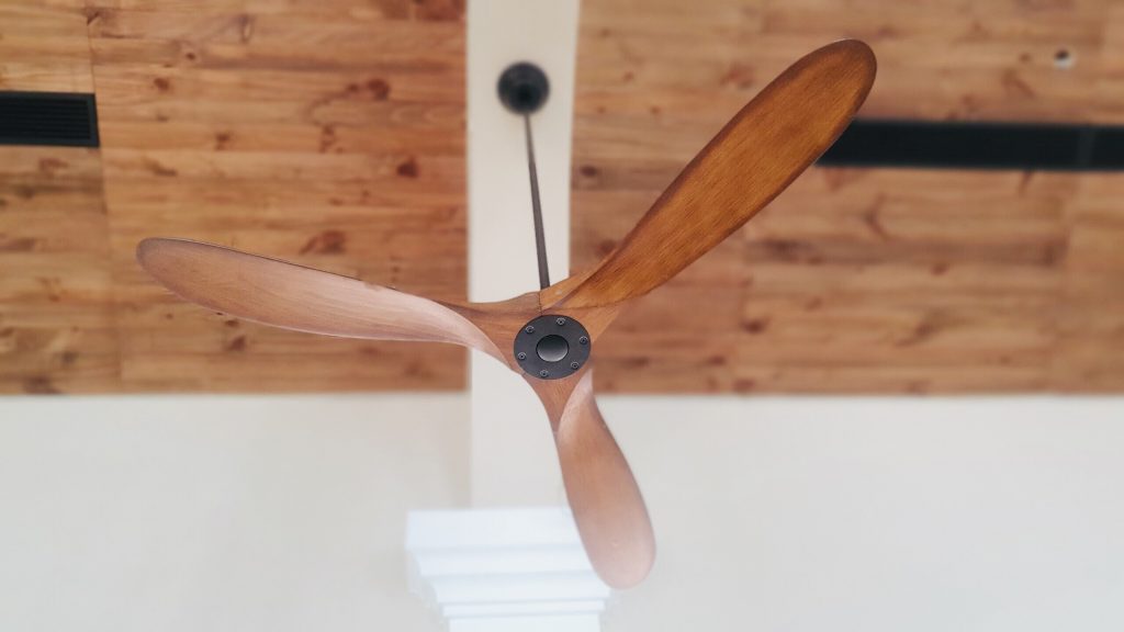 Mẫu quạt với sải cánh 1m52 Eagle màu gỗ tinh tế