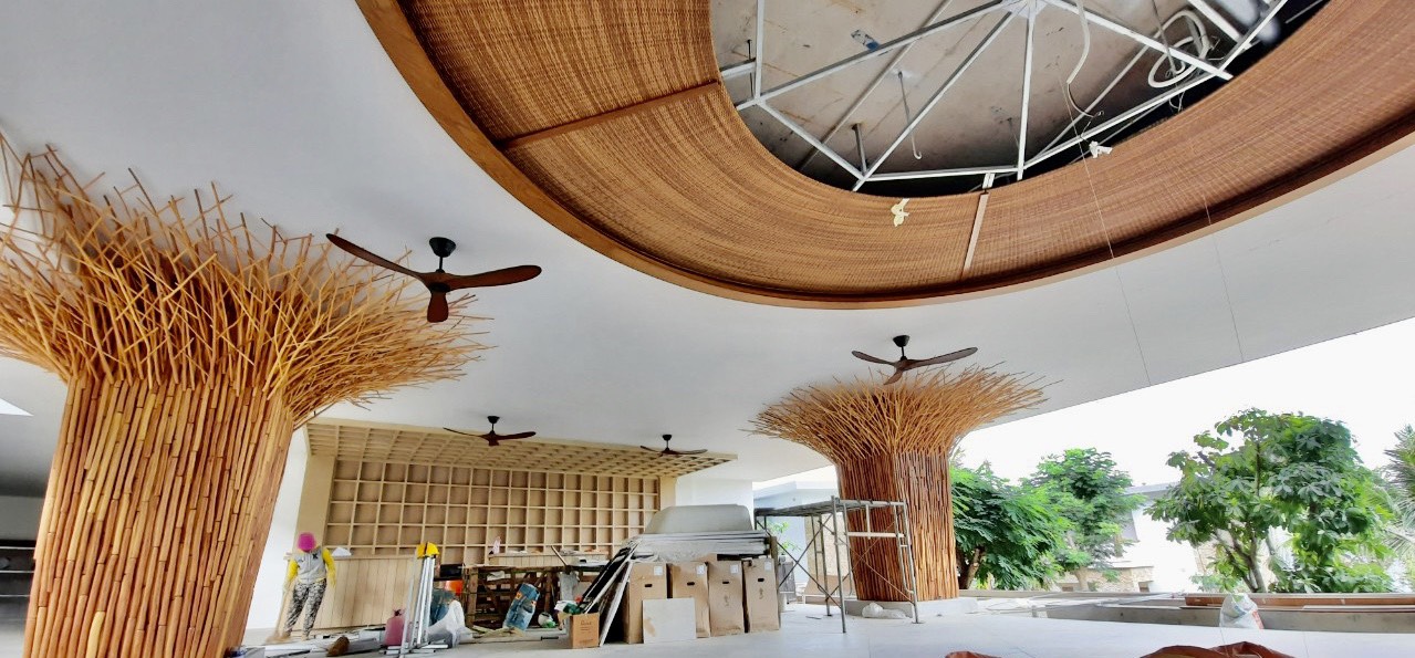 Cánh quạt có màu gỗ, kết hợp với phong cách mộc của resort, tạo nên vẻ đẹp thơ mộng, nhẹ nhàng.