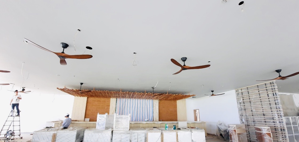 Khu vực quầy bar đang trong giai đoạn hoàn thiện, tại đây CĐT lắp nhiều quạt để đảm bảo được không khí mát mẻ, dễ chịu nhất.