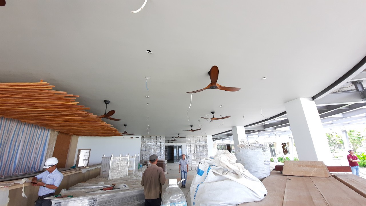 Những chiếc quạt được bố trí khoảng cách rất phù hợp, vừa không bị ảnh hưởng chất lượng gió, vừa có nét thẫm mỹ cao.