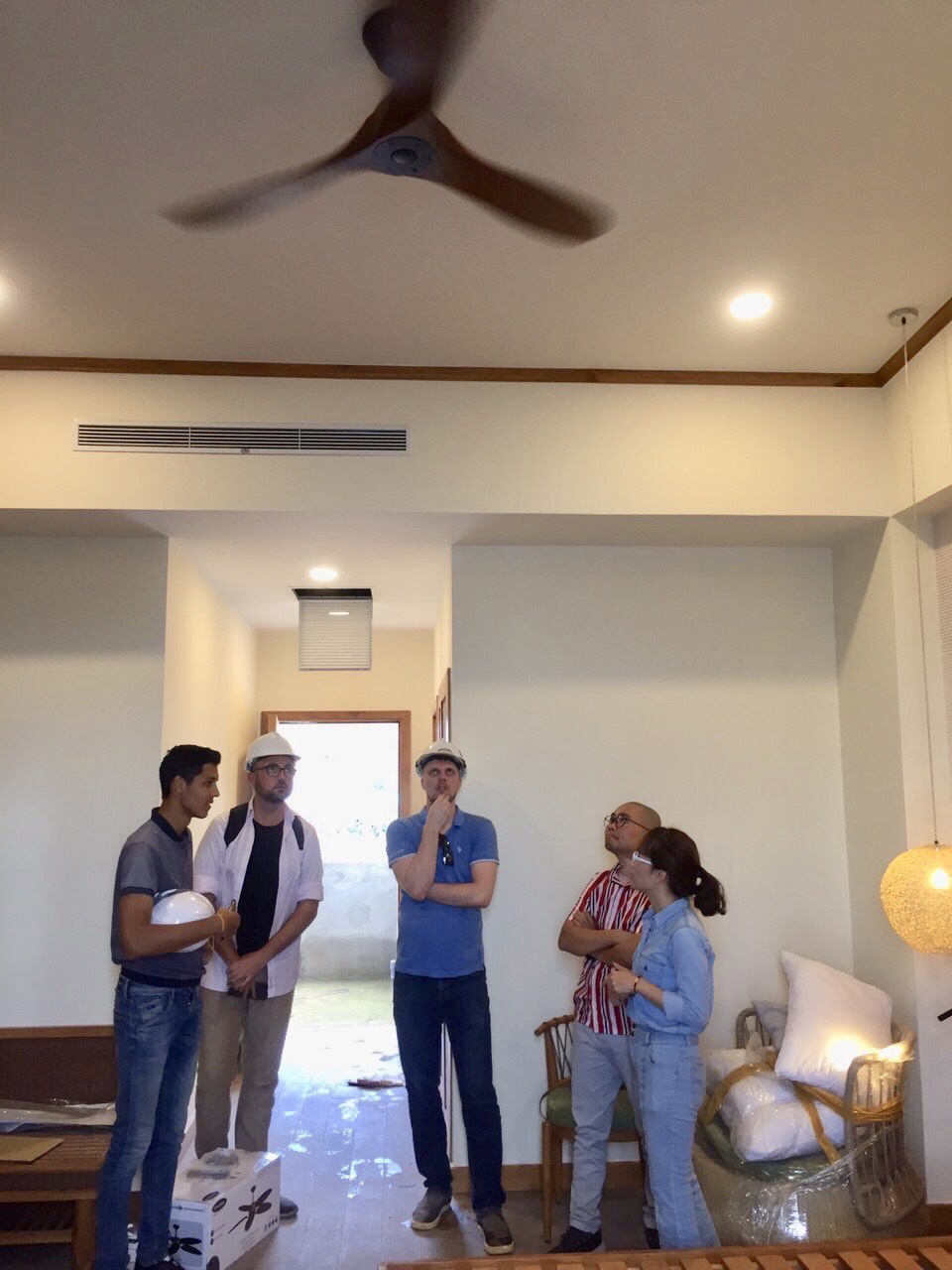 MR.VŨ cùng các Kỹ sư nước ngoài trao đổi