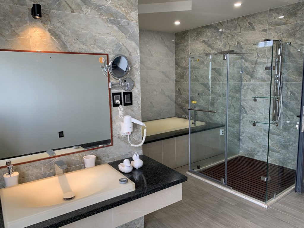 Tolet rộng rãi, sang trọng với các trang thiết bị cao cấp