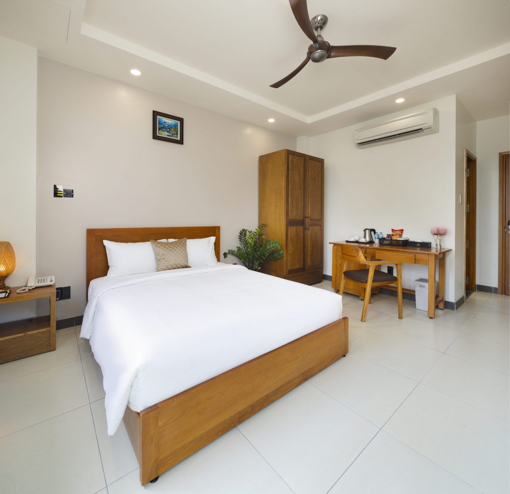 Quạt AKOVA được lắp tại Phòng Hạng Sang, tone màu gỗ phù hợp với nội thất trong phòng