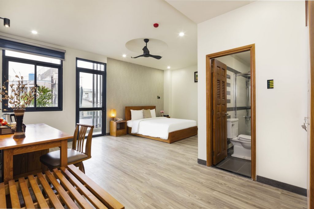 Phòng Hạng Sang được bày trí nội thất tone gỗ mộc, gần gũi thiên nhiên