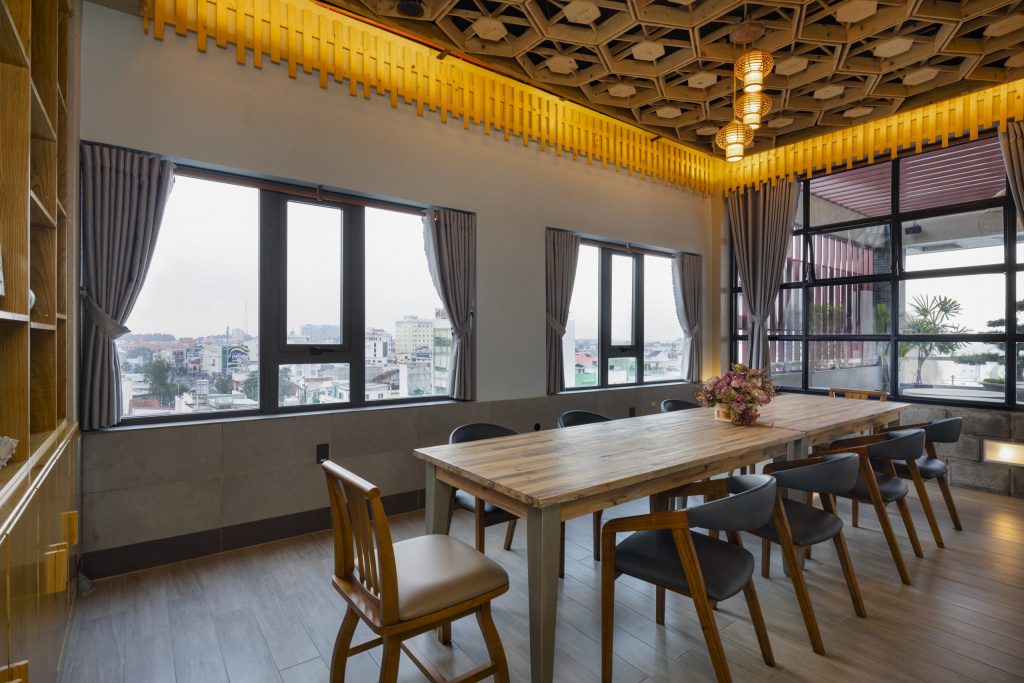 Khu Nhà hàng được lắp quạt công nghiệp INDUSTRIAL giúp tạo gió và lưu thông không khí