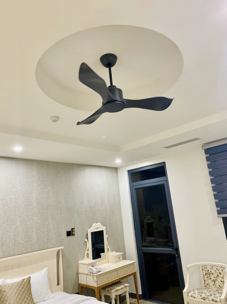 Quạt trần SLICE quay êm ái, giúp khách hàng đi vào giấc ngủ ngon