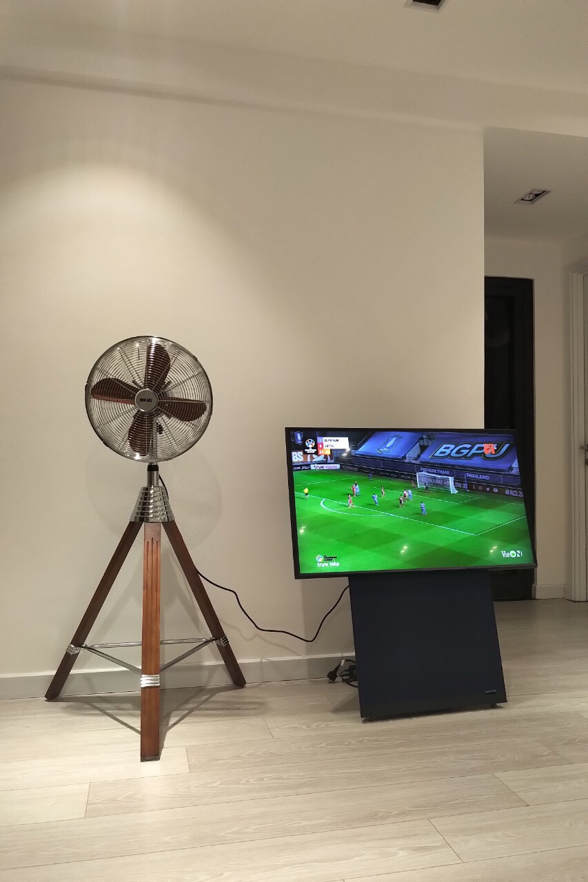 Quạt đứng 3 chân gỗ trong khách sạn