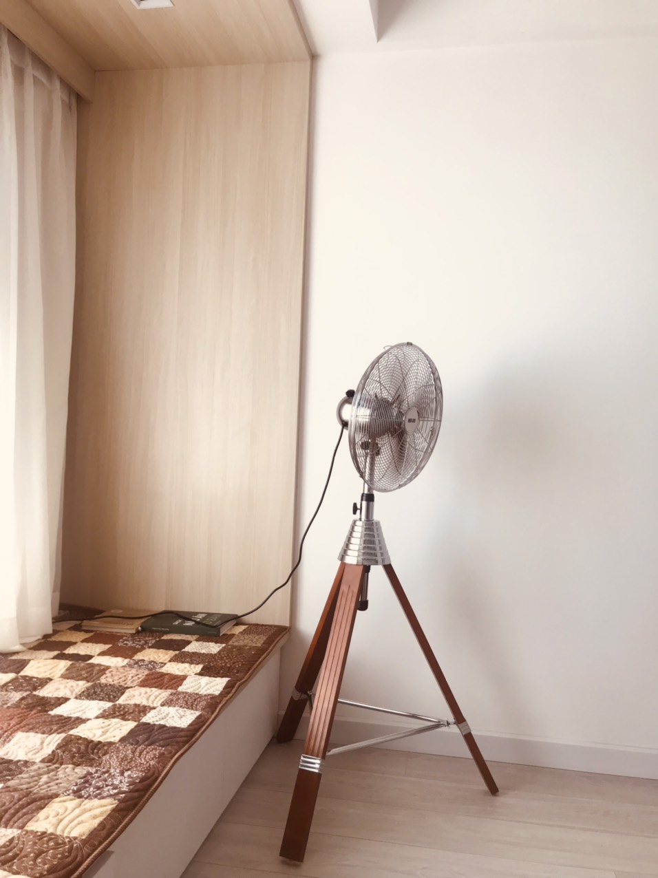 quạt đứng phòng khách đẹp mát