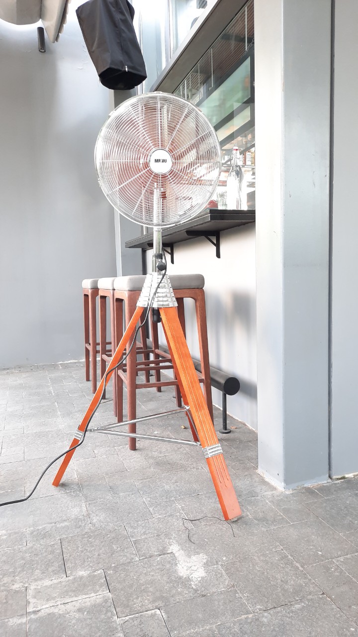 quạt đứng 3 chân gỗ cao cấp Mr.Vũ