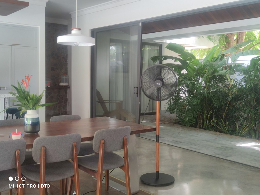 mẫu quạt đứng màu đen chân gỗ êm mát