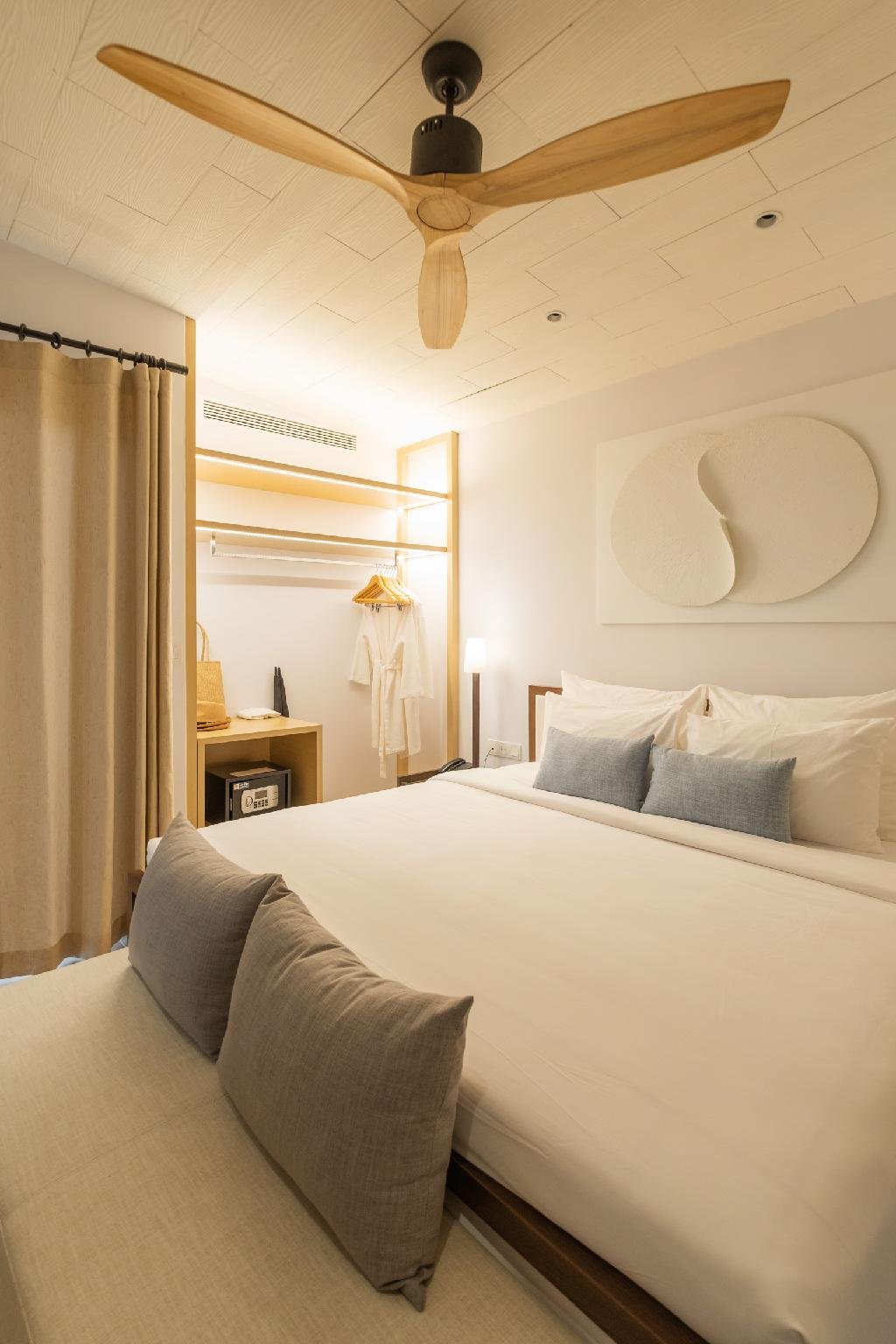 phòng ngủ Minera Hot Springs Bình Châu cùng quạt Solid