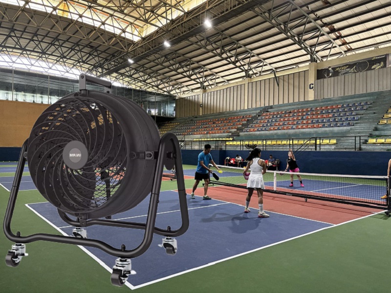 Quạt công nghiệp để sàn KOSMO-14AS lan tỏa khí mát đồng đều sân Pickleball.