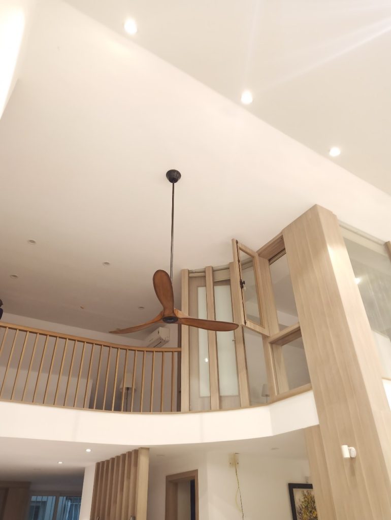 căn hộ duplex sử dụng quạt trần cánh gỗ