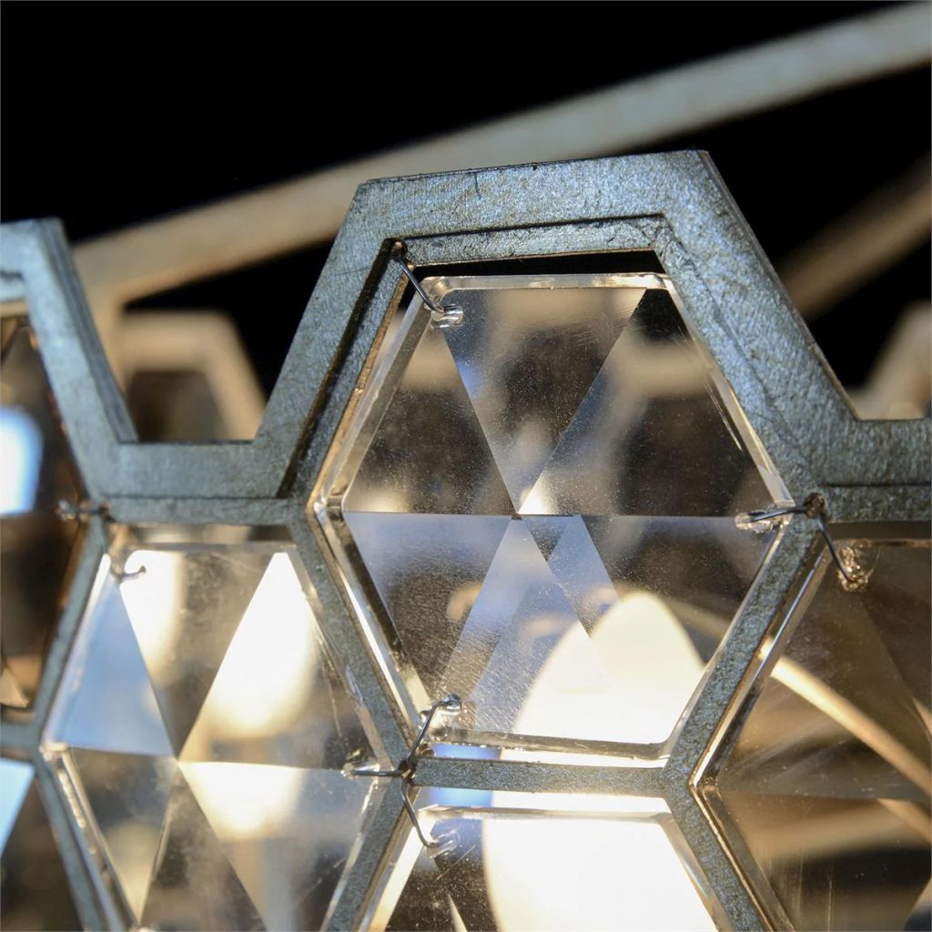 Những tấm Pha lê được đính thủ công tỉ mỉ