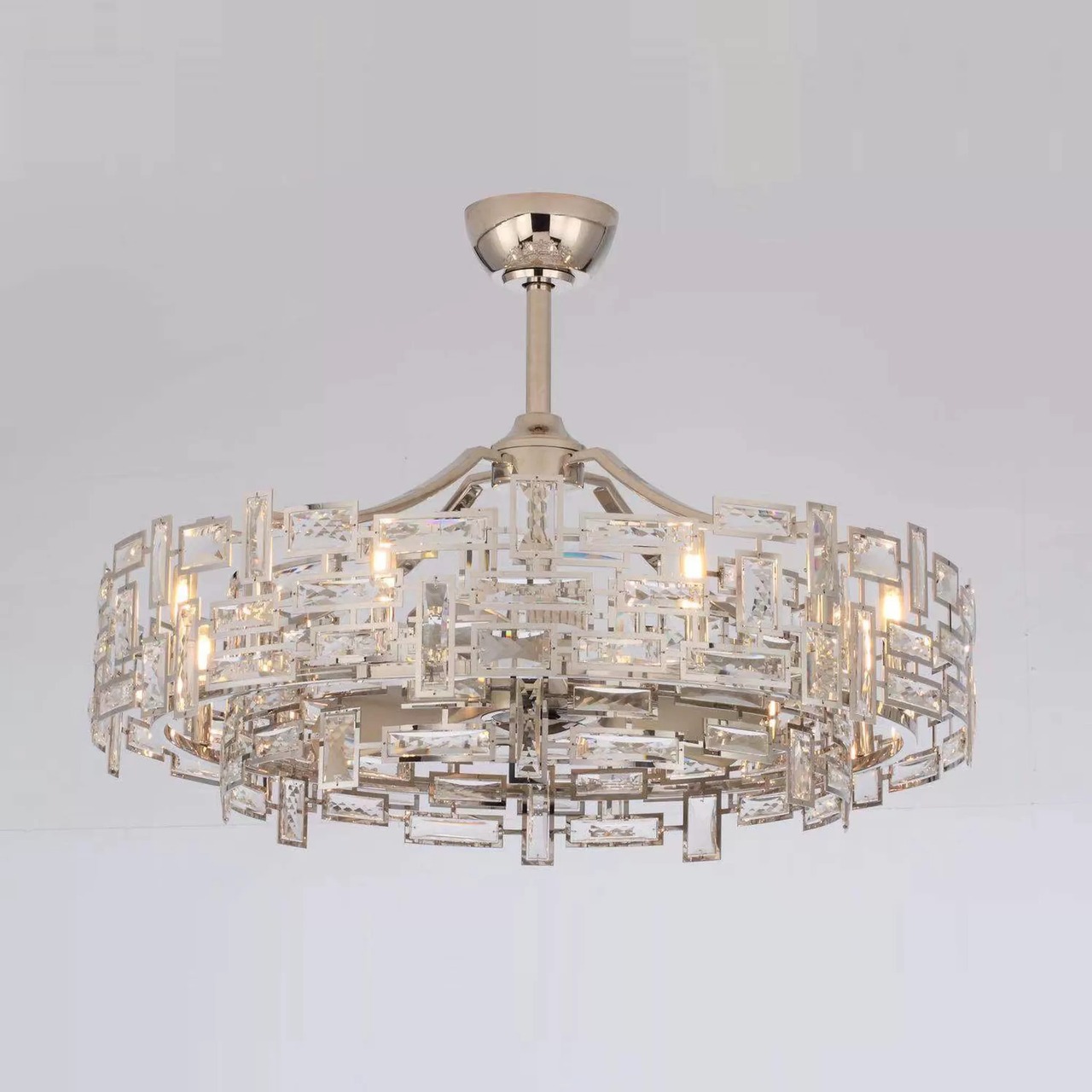 Quạt trần đèn chùm pha lê KING là sản phẩm 2 trong 1 vừa trang trí, vừa làm mát