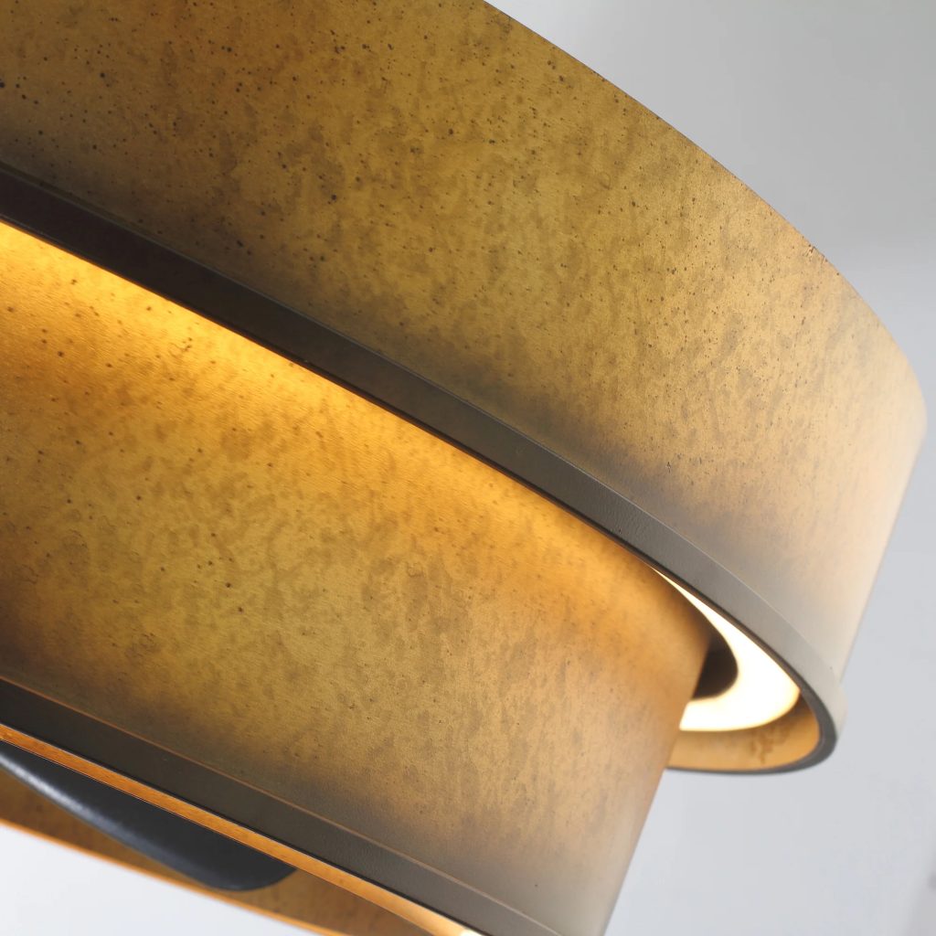 vòng tròn được sơn màu nâu vàng, điểm đen sang trọng