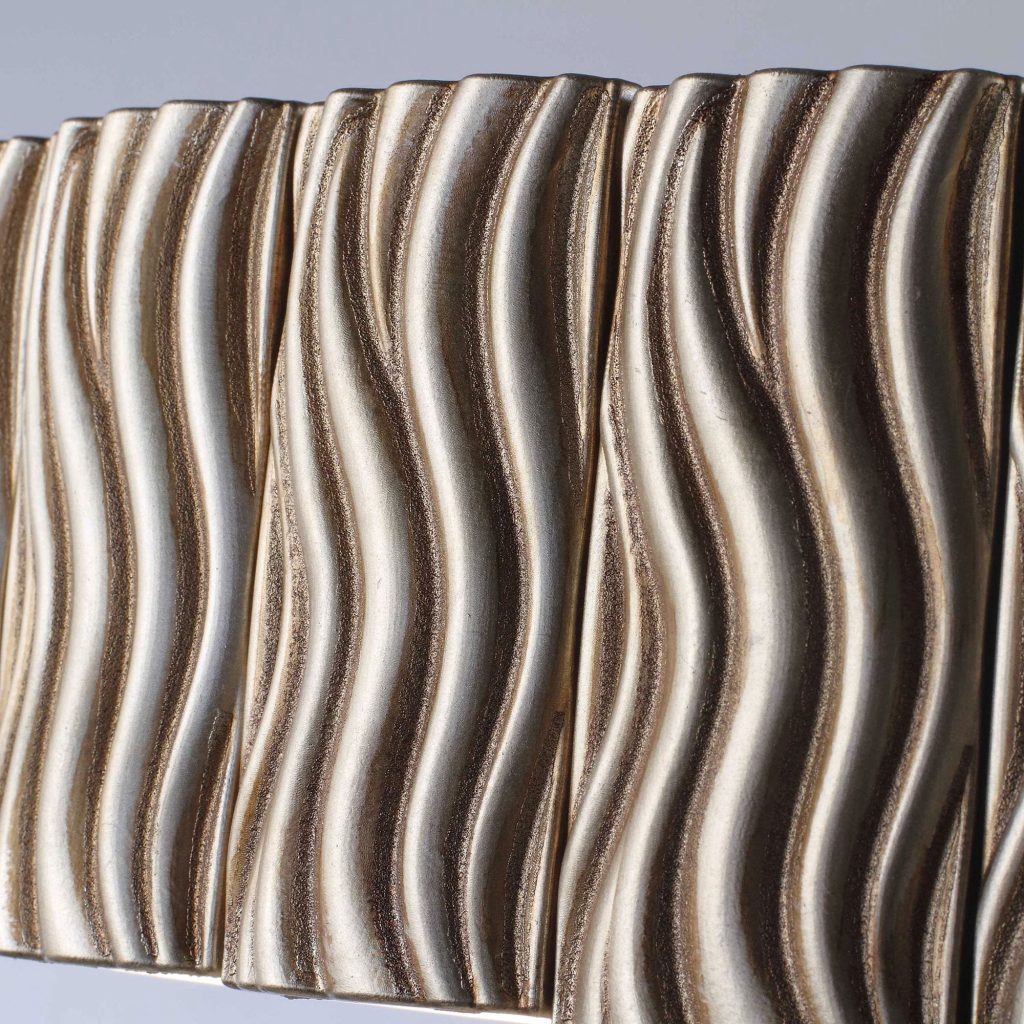 Quạt được thiết kế tinh sảo, sơn tay thủ công tỉ mỉ