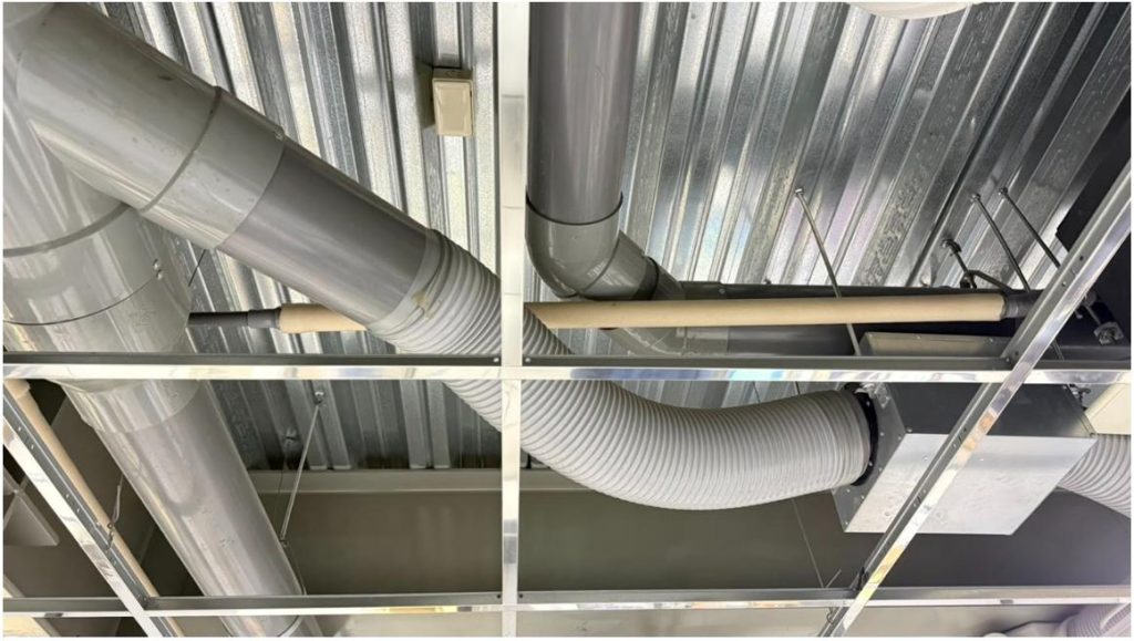 ↑ ↑ Lắp đặt đường ống – sử dụng ống mềm cho đoạn kết nối với máy.