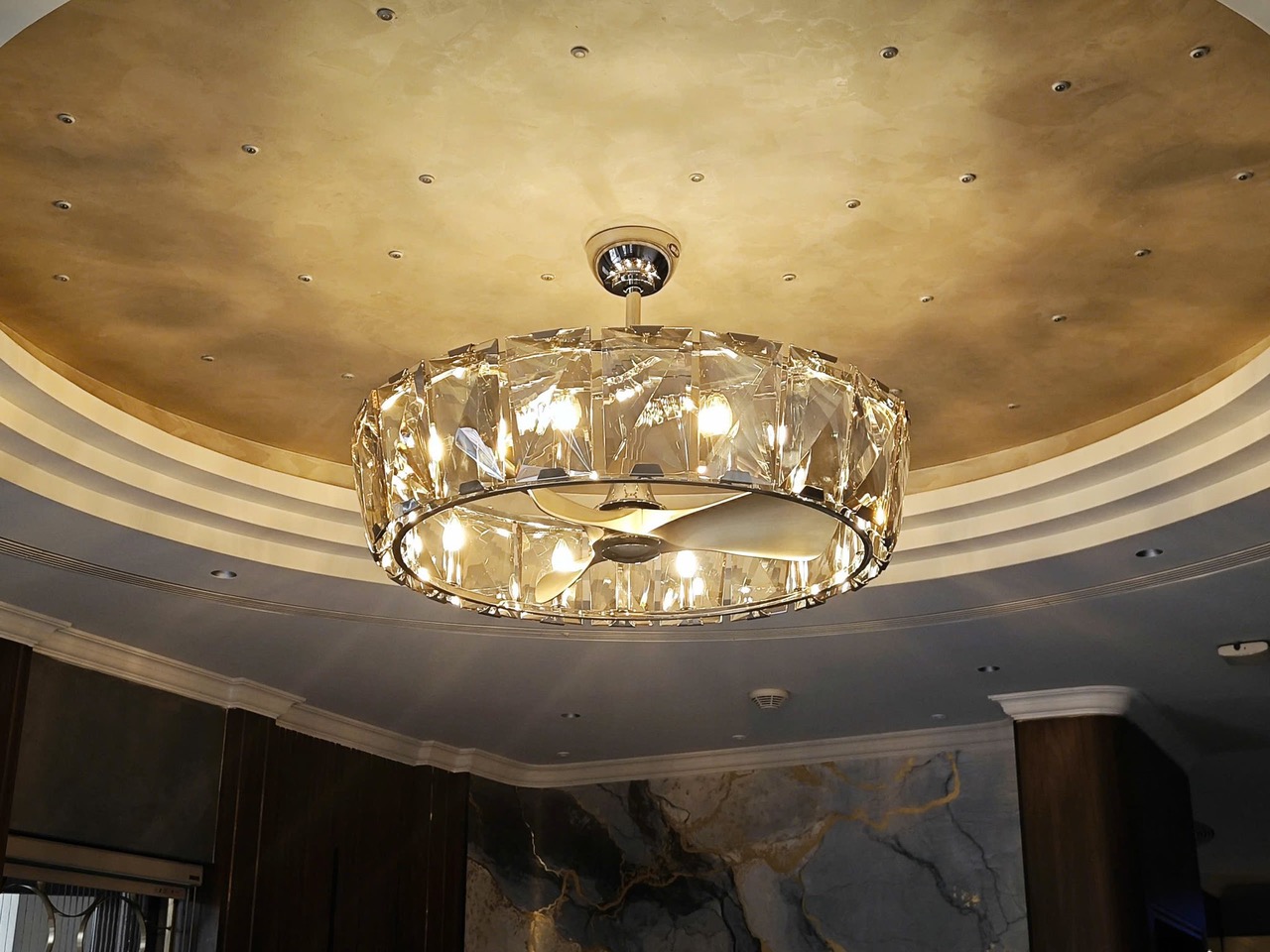 Quạt trần chung cư Mr.Vu mang lại trải nghiệm sử dụng tối ưu vừa chiếu sáng, vừa làm mát