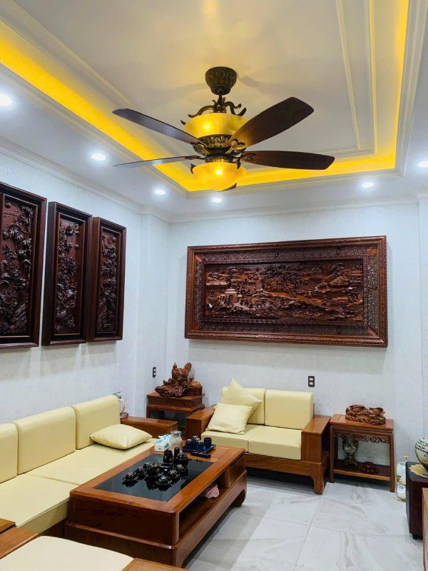 Mẹo chọn quạt trần cho phòng khách phù hợp mọi không gian 7 Những mẫu quạt cánh gỗ, màu đồng giả cổ là lựa chọn hoàn hảo để tăng thêm vẻ quý phái cho các căn có nhiều chi tiết gỗ