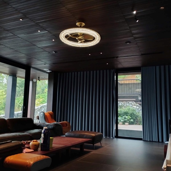 Mẹo chọn quạt trần cho phòng khách phù hợp mọi không gian 8 Một thiết kế thông minh thay thế đèn chùm, vừa chiếu sáng ấm cúng, vừa làm mát trông gọn gàng và tinh tế hơn