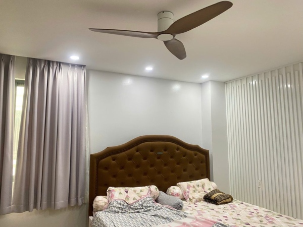 Có nên lắp quạt trần phòng ngủ không ? Điều đại kỵ khi lắp đặt 10 Khác với quạt cây thổi trực diện, quạt trần tạo luồng gió nhẹ từ trên cao, giúp hệ hô hấp của người già và trẻ nhỏ thoải mái hơn