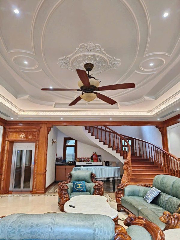 Có nên lắp quạt trần trong phòng khách? Điều kiêng kỵ cần tránh 17 Quạt trần phòng khách làm mát rộng, vận hành êm ái