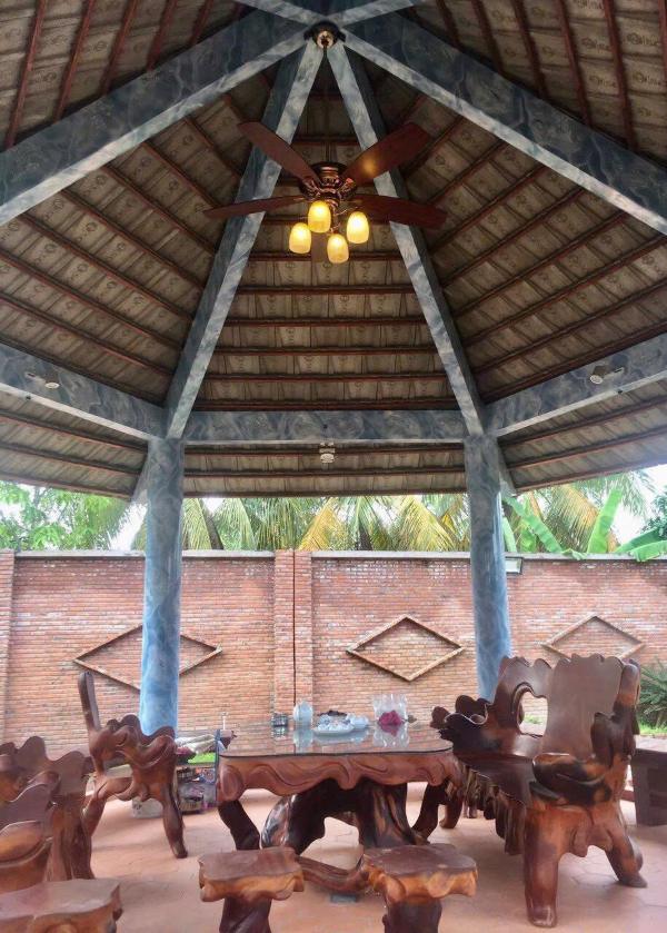 Cánh gỗ được gia công chuẩn xác với độ nghiêng lớn, giúp tạo ra luồng gió êm, sâu và rất dễ chịu