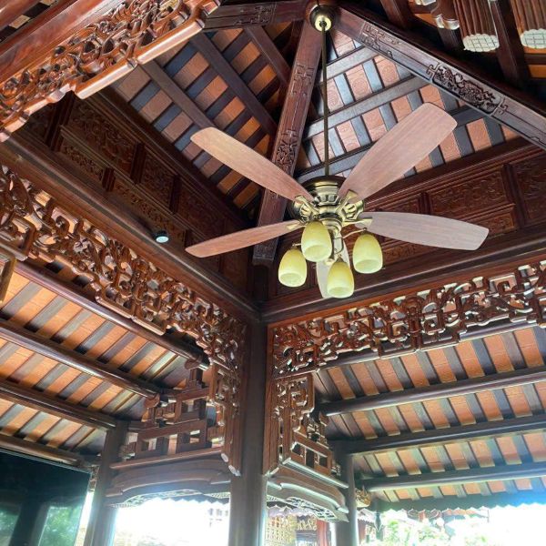 Hãy ưu tiên chọn màu gỗ đồng điệu với nội thất để tạo nên một tổng thể hài hòa và tinh tế nhất