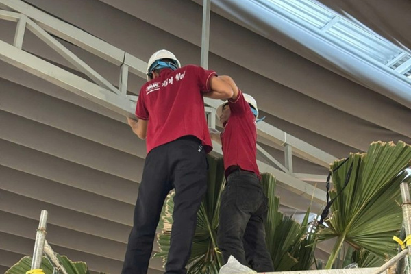 Đội ngũ nhân viên Mr.Vũ hỗ trợ lắp đặt quạt công nghiệp treo tường
