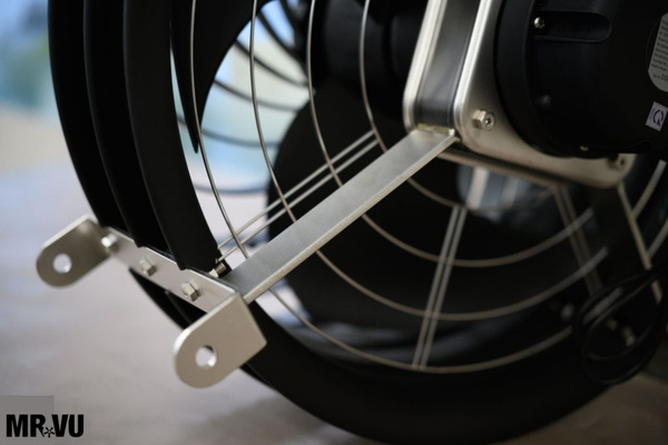 Khung và lồng bảo vệ bằng kim loại chắc chắn, không bị ăn mòn theo thời gian