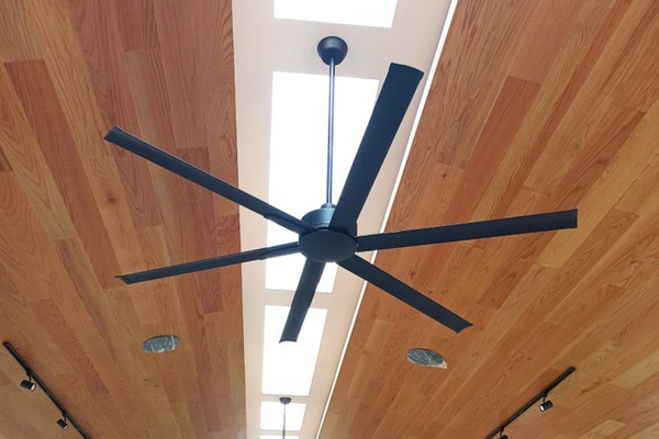 Quạt trần công nghiệp với thiết kế tinh tế, thẩm mỹ, phù hợp cho nhiều không gian khác nhau