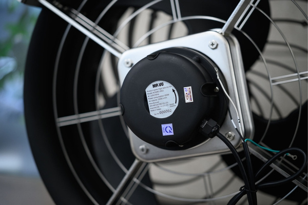 Tem thông số kỹ thuật cung cấp các dữ liệu quan trọng về công suất, tốc độ quay và cấp bảo vệ