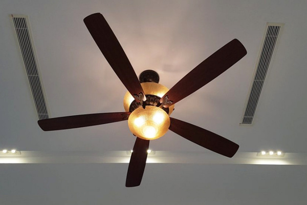 Mẫu 12: Quạt trần đèn Villa 72 được chạm khắc hoa văn tinh xảo, độc nhất