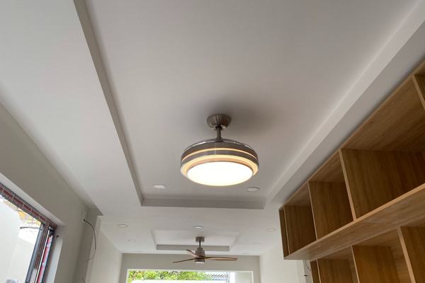 Mẫu 5: Quạt trần có đèn trang trí giấu cánh- lựa chọn tối ưu cho không gian tối giản