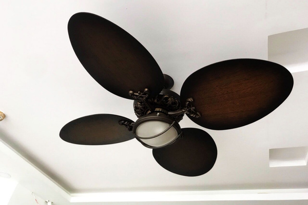 Mẫu 6: Quạt trần đèn cánh ngắn dành cho khu vực bàn ăn hoặc phòng ngủ nhỏ