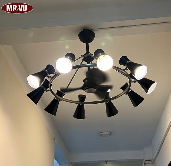 20+ Mẫu quạt trần đèn chùm pha lê tinh xảo cho phòng khách Mr.Vũ 28 Mẫu 9: Quạt trần kết hợp đèn chùm TESLA phong cách hiện đại tối giản