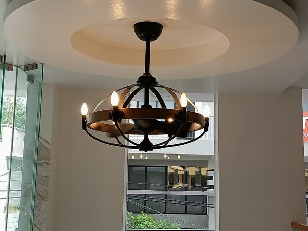 20+ Mẫu quạt trần đèn chùm pha lê tinh xảo cho phòng khách Mr.Vũ 33 Mẫu 14: Quạt trần Monalisa - kiệt tác đèn chùm pha lê hiện đại