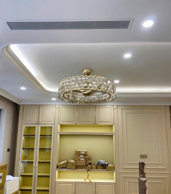 20+ Mẫu quạt trần đèn chùm pha lê tinh xảo cho phòng khách Mr.Vũ 19 Quạt trần đèn chùm pha lê Mr.Vũ với thiết kế 3 trong 1 làm mát, chiếu sáng và trang trí