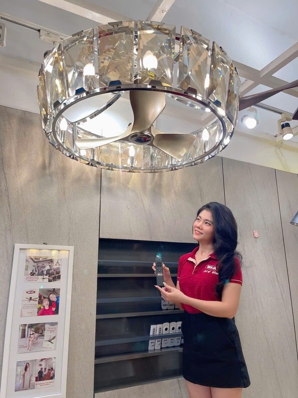 Showroom quạt trần đèn chùm chính hãng Mr.Vũ với hơn 10 năm kinh nghiệm