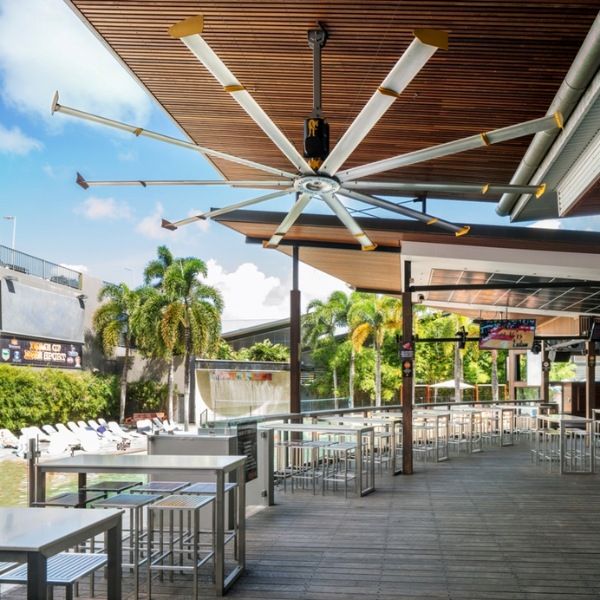 Quạt sải cánh cực lớn, quay chậm nhưng tạo ra lưu lượng gió cực khủng
