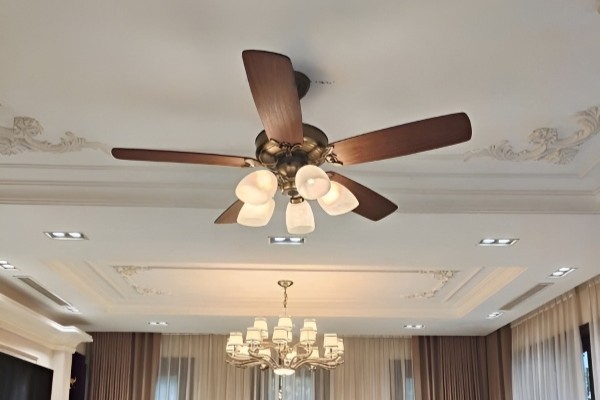 Trần thấp 2.6m lắp quạt trần có an toàn không? 14 Trần thấp từ 2.6–2.8m nên ưu tiên quạt ốp trần hoặc ty treo ngắn