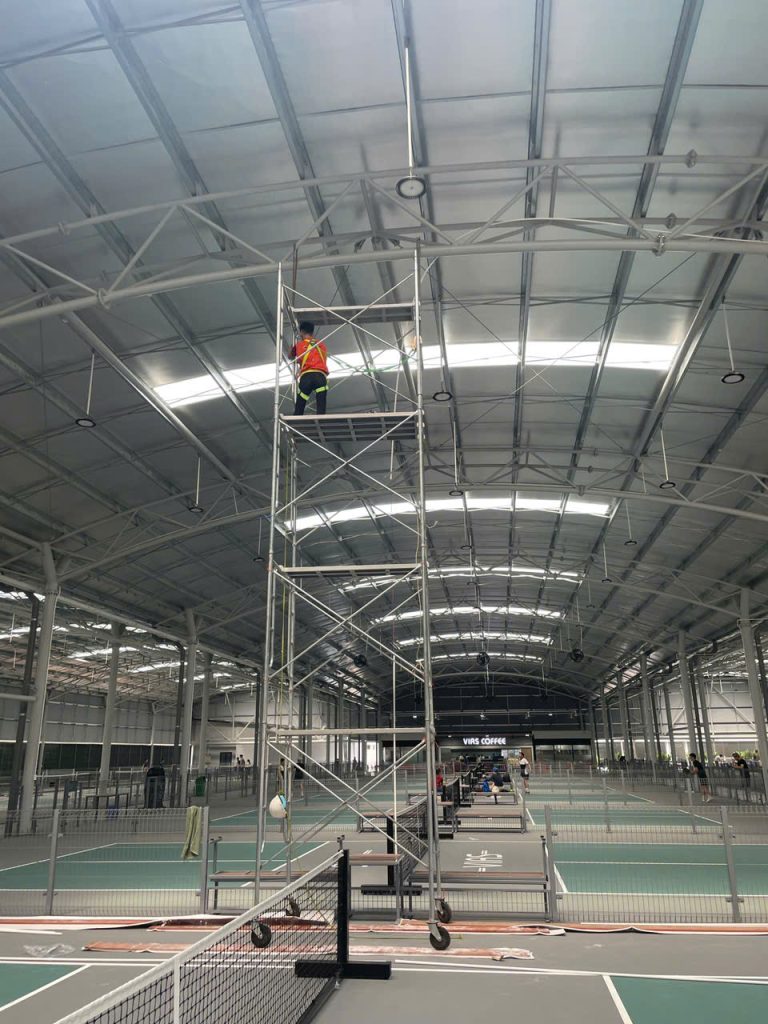 Lắp 36 chiếc quạt Kosmo cho sân Pickleball Vias quận 7 17 Vị trí lắp đặt có chiều cao trên 9 mét