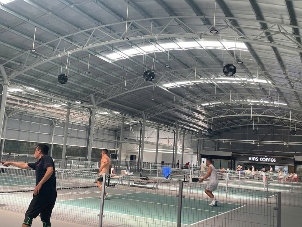 Lắp 36 chiếc quạt Kosmo cho sân Pickleball Vias quận 7 24 Người chơi thể thao rất thoải mái khi hệ thống 36 quạt Kosmo lắp đặt hoàn chỉnh